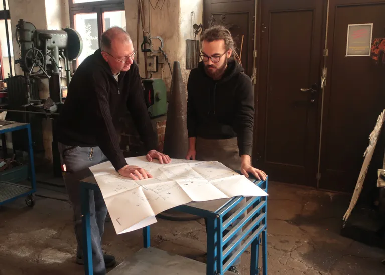 Herr Koch und sein Team in seiner Schmiedewerkstatt